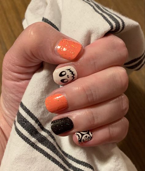 Boo Crew Color Street Combo, Color Street Halloween 2022, Mixed Mani Ideas, Color Street Halloween, Mani Ideas, Nail Color Combos, Mixed Mani, Halloween Idea, Halloween Color