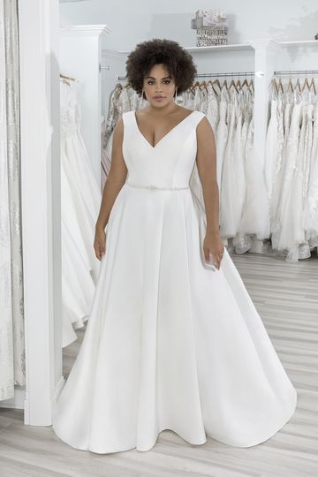 Curvy Bride Dress, Gown With Pockets, Plus Size Ball Gown, Justin Alexander Bridal, Sincerity Bridal, Plus Size Wedding Gowns, Curvy Bride, Minimalist Wedding Dresses, Wedding Dresses Beaded