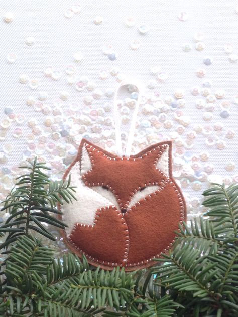 Fox Ornaments, Diy Jul, Felt Fox, Felt Christmas Decorations, Diy Bricolage, Embroidery Christmas, Navidad Diy, Felt Decorations, Felt Christmas Ornaments