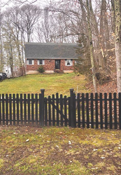 Small Picket Fence Ideas Front Yard, Black Picket Fence Ideas, Black Picket Fence Front Yards, Black Fences In Garden, Black Garden Fence Ideas, Black Fence Front Yard, Black Picket Fence, Front Yard Fences, Front Pathway