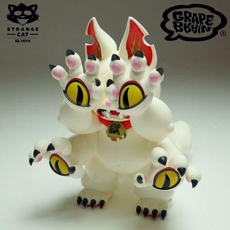 Holy smokes... this is an epic release! The folks over at Strangecat Toys have teamed up with Grape Brain to produce one rad looking figure - introducing DAINIGIRUJIN (God of Big Onigiri)! Measuring a whopping 13" tall, this is one massive chunk of vinyl, and how detailed does this look?!?! Sheeeeshhhh... so cool! This will be limited to just 100 pieces and will be up for pre-order HERE this coming Sunday, May 15th at 9am PST for $300 a pop (ships September 2022)! I can't get over how fantastic… Art Toys Design, Vinyl Art Toys, 3d Figures, September 2022, Vinyl Toys, 영감을 주는 캐릭터, Designer Toys, Vinyl Art, Toy Figures