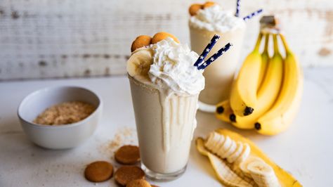 Pudding Milkshake, Banana Pudding Milkshake, Creamy Banana Pudding, Homemade Milkshake, Easy Mixed Drinks, Graham Cracker Recipes, Best Milkshakes, Milkshake Recipe, Vanilla Milkshake