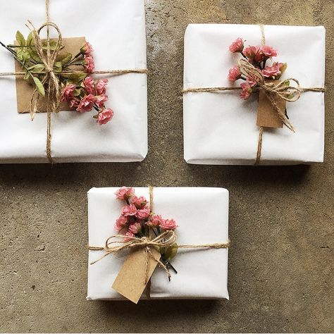 Gift Wrap With Flowers, Elegant Gift Wrapping With Flowers, Mothers Day Wrapping Ideas, Gift Card Presentation, Pink Gift Wrap, Elegant Gift Wrapping, Unique Gift Cards, Valentines Gift Box, Creative Gift Wraps