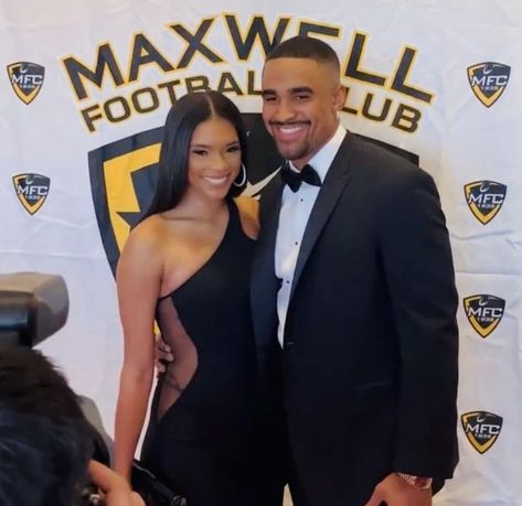 Football Couple Pictures, Nfl Wives, Devonta Smith, Football Girlfriend, Football Couples, Black Relationship Goals, Jalen Hurts, Coachella Outfit, Fav Celebs