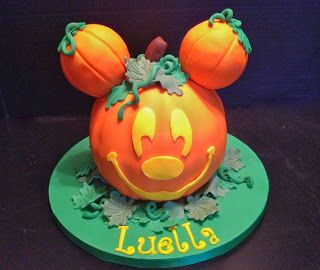 Mickey Pumpkin Cake Tutorial Adult Halloween Party Food, Cake Mickey Mouse, Scary Halloween Cakes, Halloween Pumpkin Cake, Halloween First Birthday, Halloween 1st Birthdays, Mickey Mouse Birthday Cake, Mouse Pumpkin, Scary Halloween Pumpkins