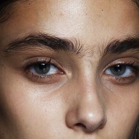 SOFT UNI • I love seeing the natural hair growth pattern of eyebrow hair, it reminds me of the grain in wood ➰〰️➿ Taylor Marie Hill backstage at Christopher Kane, 2015  #softuni #letthemgrow #featheredbrows #striiikebrows Grow Eyebrows Thicker, Bushy Eyebrows, Thick Brows, Photographie Portrait Inspiration, Thick Eyebrows, Natural Eyebrows, Aesthetic People, Christopher Kane, Maquillaje Natural