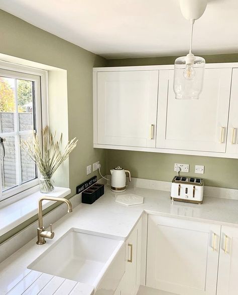 Cream Shaker Kitchen, Cream Gloss Kitchen, White Kitchen Worktop, Sage Kitchen, White Gloss Kitchen, Kitchen Cabinet Inspiration, White Worktop, White Cupboards, Gloss Kitchen