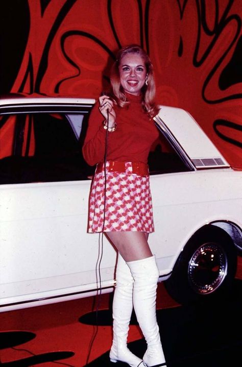 These Boots Were Made for Gawking: 45 Vintage Pics of Women in Boots - Flashbak Gogo Boots Outfit, 60s Mini Skirt, Women In Boots, White Gogo Boots, 60s Outfits, White Boots Outfit, Go Go Boots, Outfits 70s, 60s 70s Fashion