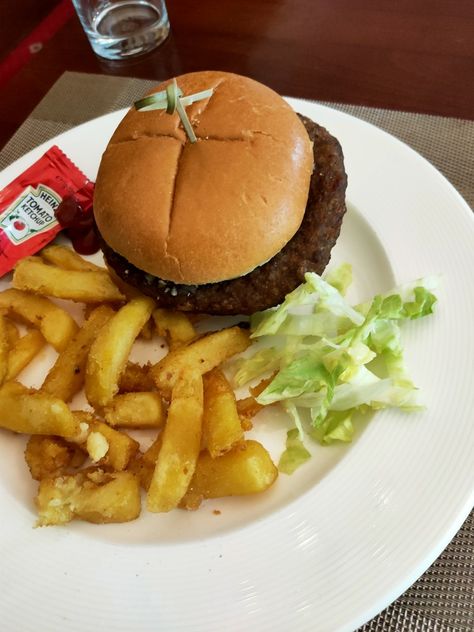 Beef burger and fries Burger And Chips, Beef Burger, Burger And Fries, Yummy Comfort Food, Comfort Food, Chips, Ethnic Recipes, Quick Saves