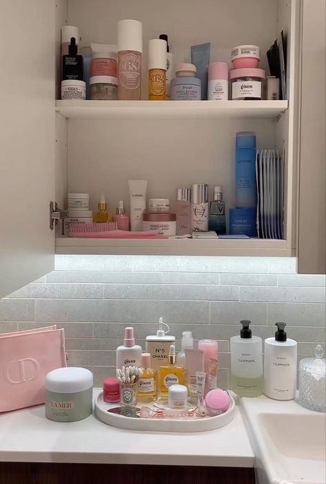 Skincare Display Bathroom, Shower Set Up, Make Up Table Aesthetic, Aesthetic Bathroom Organization, Aesthetic Positive Affirmations, Growth Manifestation, Self Care Aesthetic, Lifestyle Content Creator, Aesthetic Bathroom