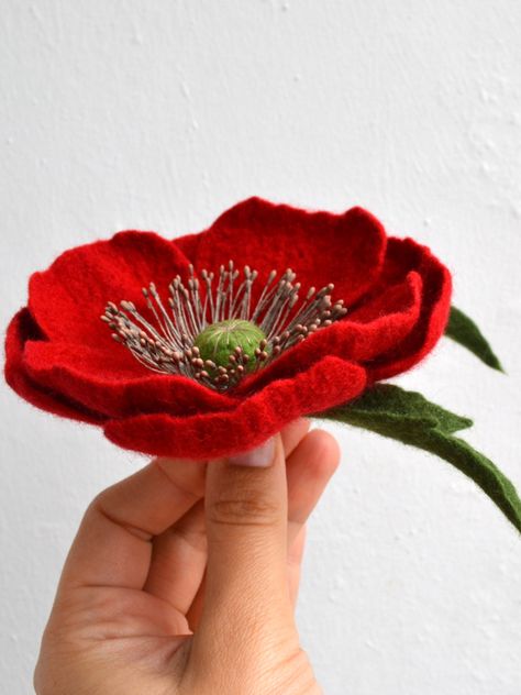 Brooch Fabric, Bordados Tambour, Flower Poppy, Fabric Flower Pins, Poppy Brooches, Felt Flowers Diy, Blossom Jewelry, Fleurs Diy, Fabric Flower Brooch