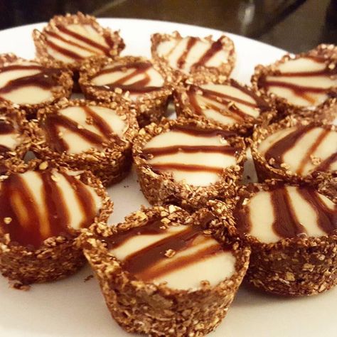 Caramel Tart Recipe, Sweet Slices, Health Bars, Healthy Mummy Recipes, Chocolate Caramel Tart, Healthy Biscuits, Chocolate Tarts, Mummy Recipes, Chocolate Tarts Recipe