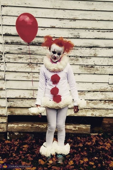 Pennywise Costume, Creative Halloween Costume Ideas, Kpop Costume, Family Halloween Costume Ideas, Family Halloween Costume, Space Costumes, Peter Pan And Tinkerbell, Pennywise The Clown, Costume Works