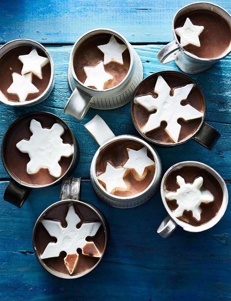 How to Make These Family-Friendly Frozen Whipped Cream Hot Chocolate Toppers Marshmallow Hot Chocolate Toppers, Frozen Whipped Cream For Hot Chocolate, Hot Chocolate Bar Toppings, Hot Cocoa Toppers, Hot Chocolate Toppers, Hot Chocolate Whipped Cream, Frozen Whipped Cream, Frozen Marshmallow, Hot Chocolate Decor