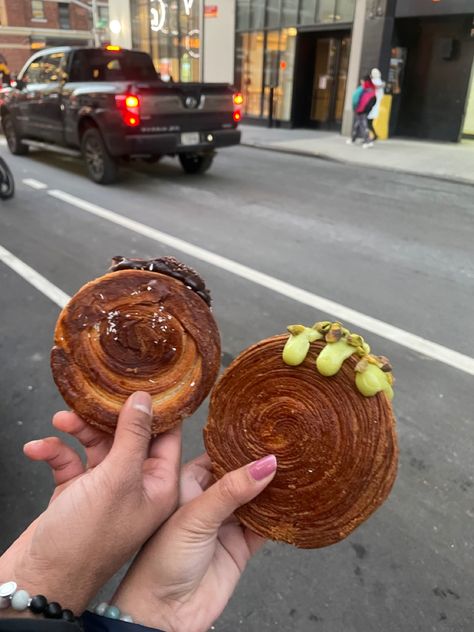 Viral NYC Suprême croissant Nyc Croissant, Croissant Roll, Cronut, New York Food, Nyc Aesthetic, New York Photos, New York Travel, Bagels, Travel Inspo