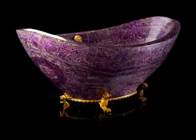 This amethyst bathtubs and sinks are built entirely out of amethyst, a semi-precious stone. The combination of golden accent and natural color of this beautiful stone makes a perfect choice for you who are looking for luxurious decorative bathroom. Amethyst stone in the past has been regarded as one of the most precious gemstone along with diamond, sapphire, ruby and emerald. Drømme Bad, Beautiful Bathtubs, Stone Bathtub, Purple Love, All Things Purple, Bathtubs, Beautiful Bathrooms, Shades Of Purple, Modern House Design