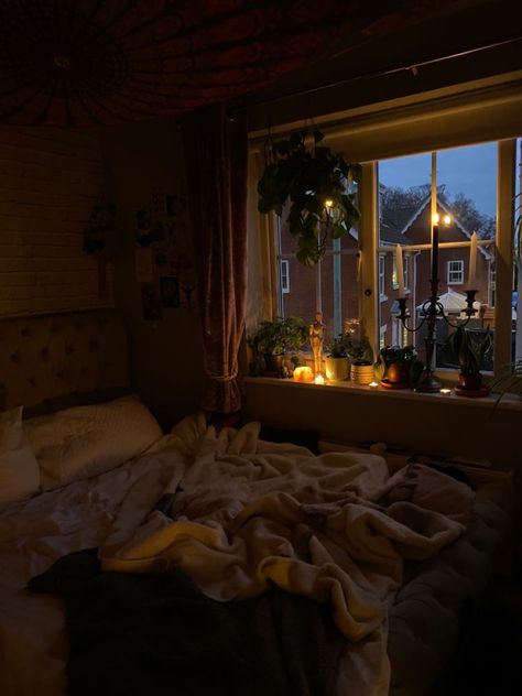 Sitting In Room Aesthetic, Autumn Aesthetic Rooms, Cozy Rainy Bedroom Aesthetic, Cozy Bedroom Aesthetic Rainy Day, Autumn Aesthetic Bedroom Ideas, Autumn Aesthetic Room Ideas, Cold Room Aesthetic, Comfy Room Aesthetic Vintage, Sleepy Room Aesthetic