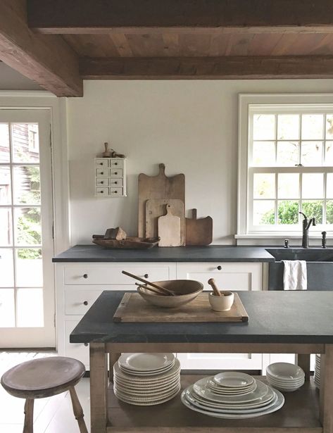 Sunday Saves - Farmhouse Inspiration for the Week - Rocky Hedge Farm Modern Shaker Style Kitchens, Shaker Style Kitchens, Primitive Kitchen, Farmhouse Style Kitchen, Modern Farmhouse Kitchens, Country House Decor, Kitchen Style, Kitchen Styling, Cheap Home Decor