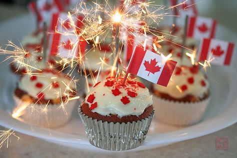 Happy Canada Day! Red velvet cupcakes by ScubaJo via flikr Happy Birthday Canada, Canada Day Party, Canadian Cuisine, Oh Canada, Party Drinks Alcohol, Canada Holiday, Happy Canada Day, Canadian Food, Party Food Platters