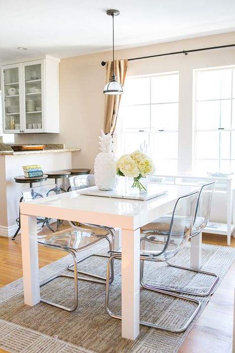 Clear Chairs Dining Room, Ikea Tobias, White Dining Table Decor, Clear Dining Table, Modern White Dining Table, White Dining Table Modern, Clear Dining Chairs, White Dining Set, Lucite Chairs