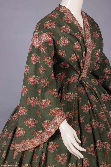 Printed wool challis w/ nosegay & fern motif on forest green ground, printed challis borders in modified diamond motifs around neckline, down CF opening, SHs & bell sleeves, armscye & W, bodice & sleeves lined in cotton, 1850s Fashion, Tea Gown, Green Ground, 19th Century Fashion, Gibson Girl, Old Dresses, Victorian Clothing, Antique Dress, Clothing And Textile