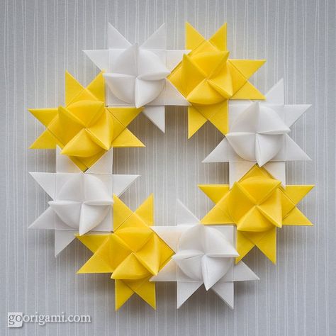 Learn how to fold Froebel Star, the traditional modular origami star. Tutorial for Christmas wreath and modular kusudama made from Froebel Stars. Origami Christmas Decorations, Origami Christmas Wreath, Holiday Origami, Origami Wreath, German Star, Star Wreath, Christmas Decorations Ideas, Dollar Origami, Origami Ball