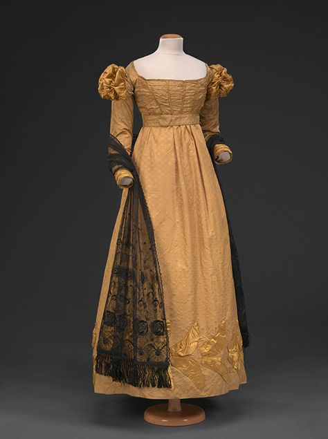 Silk Sarsnet Dress (1818-1822)     elaborate hem trims on widening skirts are in style. Sleeve puffs are popular—usually in a “Renaissance” style with slashed effects and contrasting fabric puffs.    The neoclassical mode and its simplicity have been eclipsed in favor of a variety of historic and ethnographic influences, and increasing amounts of decoration. Long Sleeve Regency Dress, Neoclassical Clothing, 1825 Dress, 1818 Fashion, 1810s Dress, 1820 Dress, 1820s Dress, 1830s Dress, 1810s Fashion