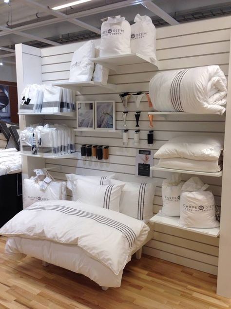 Mattress Store Showroom, Bedding Showroom Display, Bed Display Showroom, Blanket Display Ideas, Textile Showroom, Cushion Display, Bed Display, Furniture Store Display, Retail Store Layout