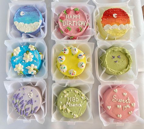 #lunchboxcake #cute #meerana.sweets #koreancake Mini Tin Foil Cakes, Cake Mini Korea, Square Lunchbox Cake, Cute Lunch Box Cakes, Korean Bento Cake Aesthetic, Mini Lunchbox Cakes, Mini Box Cake, Box Cake Design, Korean Lunchbox Cakes