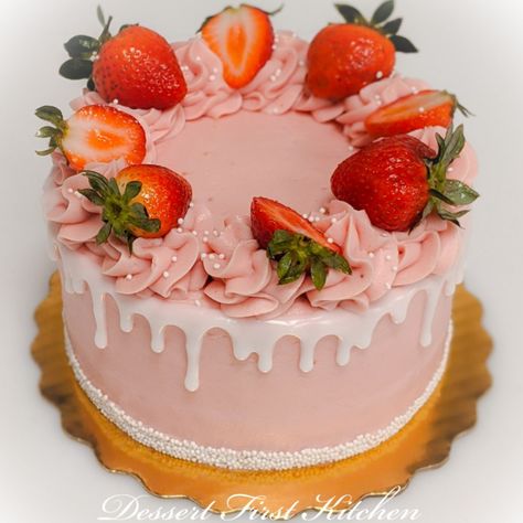 Strawberry Mini Cakes Ideas, Pink Birthday Cake Strawberry, Pink Cake With Strawberries On Top, Strawberry Vanilla Cake Decoration, Cute Strawberry Cake Aesthetic, Cake Topped With Strawberries, Strawberry Fondant Cake, Cake With Strawberries Decorating, Decorating A Cake With Strawberries