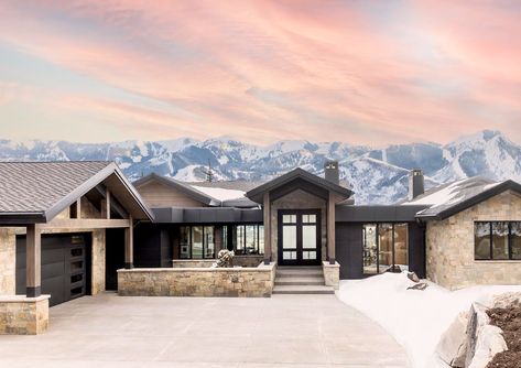 aquila_horiz_01 Mountain Modern Home Exterior, Modern Mountain Home Exterior, Mountain House Exterior, Modern Ranch Style Homes, Modern Mountain House Plans, Colorado Mountain Homes, Ranch Houses, Modern Mountain House, Mountain Modern Home