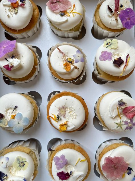 Pressed Flower Dessert, Edible Pressed Flowers, Edible Flowers On Cupcakes, Spring Wedding Cupcakes Ideas, Cupcakes With Dried Flowers, Pressed Flower Cupcakes, Dried Flower Cupcakes, Cute Simple Cupcake Designs, Cupcakes With Edible Flowers