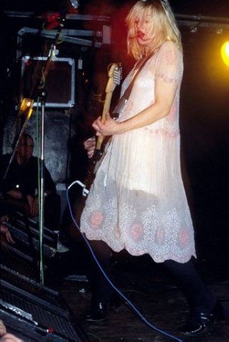 Courtney Love on stage in 1991. She married Kurt in this dress a year later. Courtney Love White Dress, Grunge White Dress, Kat Bjelland, Kurt And Courtney, Quoi Porter, Hippy Chic, Riot Grrrl, Courtney Love, I'm With The Band