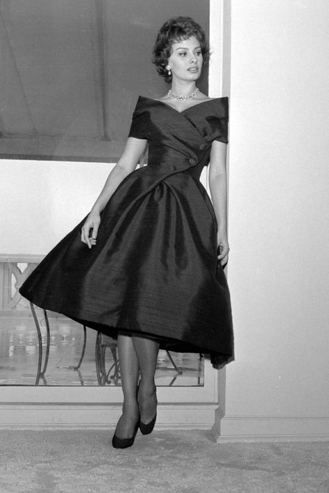 La Dolce Vita: The Best Vintage Photos of Sophia Loren  - ELLE.com Christian Dior Dress, Dior Dress, Look Retro, Fashion 1950s, Vintage Couture, Sophia Loren, 50s Dresses, Moda Vintage, Look Vintage