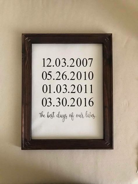 Diy Room Decor For Couples, Family Frame Ideas Creative, Picture Frame Crafts For Boyfriend, Family Decor Ideas, Marriage Wall Decor, Sign For Family, Vinyl Craft Projects, Photowall Ideas, Family Wall Quotes