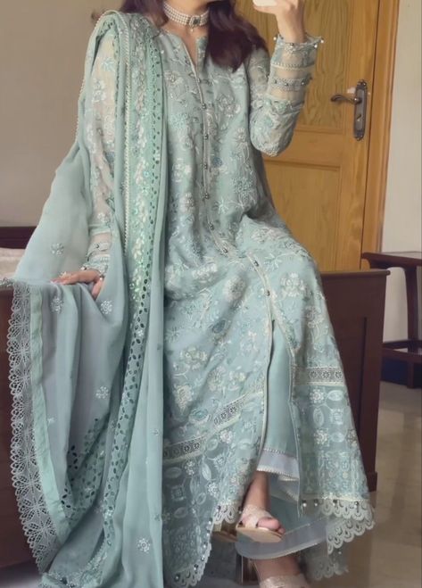 Simple Kurti Designs Pakistani, Normal Dress Simple Casual Outfits, Heavy Kurti Designs Latest, Simple Salwar Suits, Eid Pics Poses, Pakistani Clothes Casual, Desinger Dresses, Zaira Wasim, Party Wear Salwar