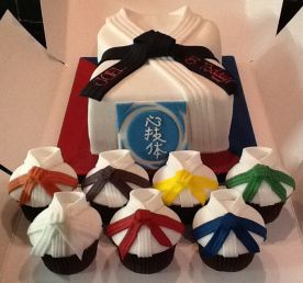 A black belt in cake decorating Karate Cupcakes, Judo Cake, Ninja Birthday Cake, Karate Cake, Karate Birthday Party, Jiu Jutsu, Karate Party, Karate Birthday, Cake For Her