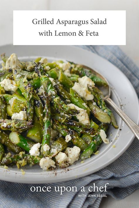 Grilled Asparagus Salad with Lemon & Feta Grilled Asparagus Salad, Salad With Lemon, Asparagus Salad, Grilled Asparagus, God Mat, Grilled Fish, Low Carb Paleo, Asparagus Recipe, Vegetable Sides