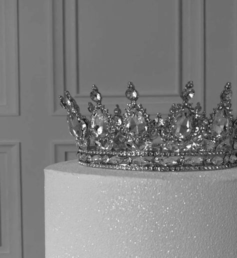 Silver Birthday Crown, Future Queen Aesthetic, White Crown Aesthetic, Silver Crown Aesthetic, Couronne Aesthetic, Light Queen Aesthetic, Soft Silver Aesthetic, Royal Crown Aesthetic, Silver Astethic