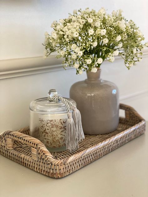 Rectangle Basket Decor, Small Bar Table Ideas, Round Coffee Table Tray Decor, Decorating Trays Ideas, Decorative Tray Ideas Living Room, Kitchen Staging Ideas, Rattan Tray Decor, Bar Tray Styling, Basket Tray Decor