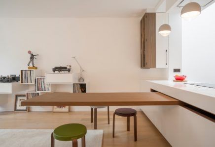 The dining table is cleverly hidden in the countertop of this chic kitchen Flat Kitchen, Space Saving Dining Table, Small Kitchen Tables, Hidden Kitchen, Folding Dining Table, Cottage Inspiration, Small Kitchens, 아파트 인테리어, Kitchen Room Design