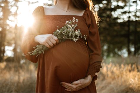 Seated Maternity Poses, Maternity Poses Single Outdoor, Outdoor Maternity Photos Fall, Maternity Poses Single, Solo Maternity Pictures, Winter Maternity Pictures, Golden Hour Maternity, Fall Maternity Photos, Maternity Photography Poses Outdoors