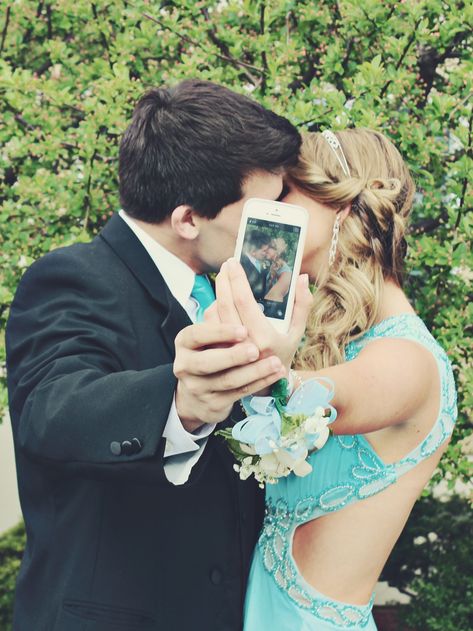 Insta inspiration Prom Couple Pictures, Funny Couple Poses, Hoco Pictures, Prom Photography Poses, Couple Prom, Funny Prom, Creative Couples Photography, Snapchat Photo, Homecoming Poses