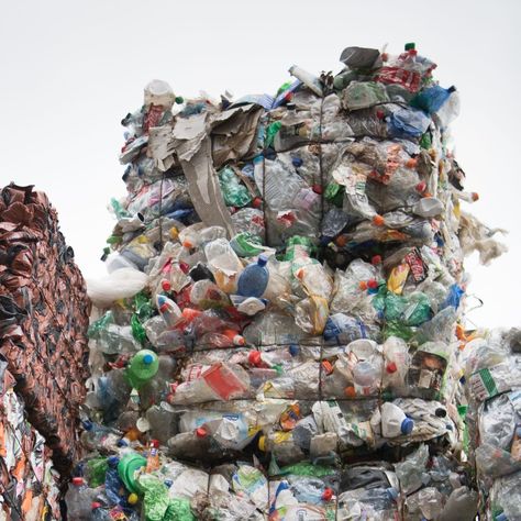 Das für 2022 geplante nationale Plastik-Sammelsystem verzögert sich. Doch private Initiativen florieren. Der Experte Markus Tonner erklärt, was in den Recycling-Sack gehört – und warum man besser keinen Scheibenkäse kaufen sollte. Plastik Recycling, Recycling, Interview