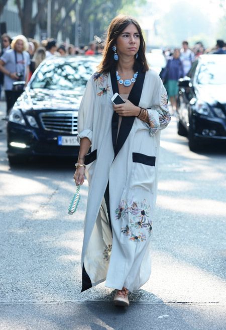 Get this must have silk kimono look with the handcrafted Bonsoir of London Liberty of London collection Kimono Dress Outfit, Street Style 2018, Mode Kimono, Walking Down The Street, Mode Abaya, Paris Fashion Week Street Style, Bohol, Oversized Dress, Moda Vintage