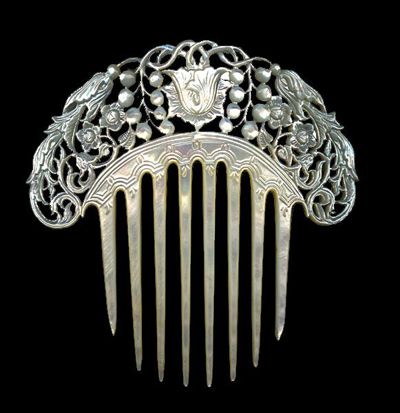 Pearls - Pearl - Pearl and mother of pearl hair comb - ca 1850 MOP  Haircomb Antique Hair Combs, Pearl Comb, Victorian Hair, Pearl Hair Comb, Bijoux Art Nouveau, Victorian Hairstyles, Pearl Hair Combs, Vintage Hair Combs, Hair Adornments