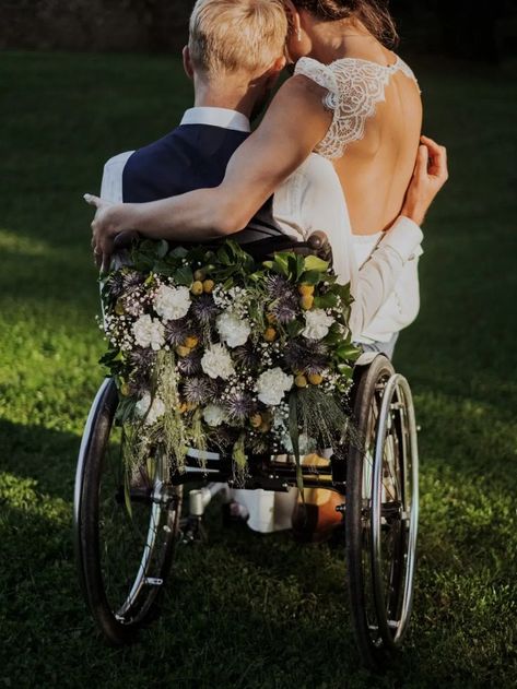 Getting married in a wheelchair, is that very different? Doubts, concerns, wedding opening dance, wedding dress...I tell you everything. Wheelchair Wedding Photos, Wheelchair Photoshoot, Disabled Wedding, Wheelchair Reference, Wedding Wheelchair, Wheelchair Aesthetic, Dance Wedding Dress, Wheelchair Wedding, Wheelchair Photography