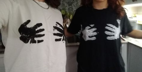 Hand Print Shirt Couple, Hand Print Shirt, Bff Tshirts, Hand Printed Shirt, Couple Crafts, Brent Faiyaz, Bff Shirts, Matching Outfits Best Friend, Friend Painting