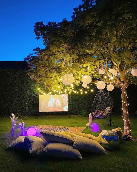 Backyard Movie Theaters, Birthday Dogs, Outdoor Movie Screen, Backyard Movie Nights, Outdoor Cinema, Backyard Movie, Outdoor Theater, التصميم الخارجي للمنزل, Outdoor Movie