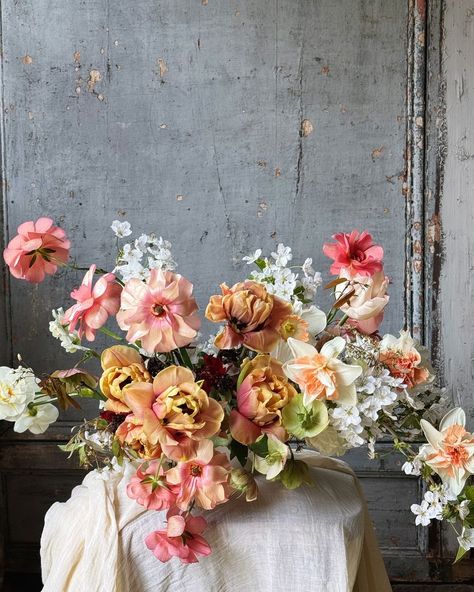 Ode to Joy Flowers by Yana K | A day of creation, joy and talking flowers with one-of-a-kind and most brilliant artist @jannelford (if you don’t know her you probably… | Instagram Floral Studio, Wedding Floral, Floral Centerpieces, Beautiful Blooms, Ikebana, Pretty Flowers, Floral Decor, Wedding Centerpieces, Flowers Bouquet